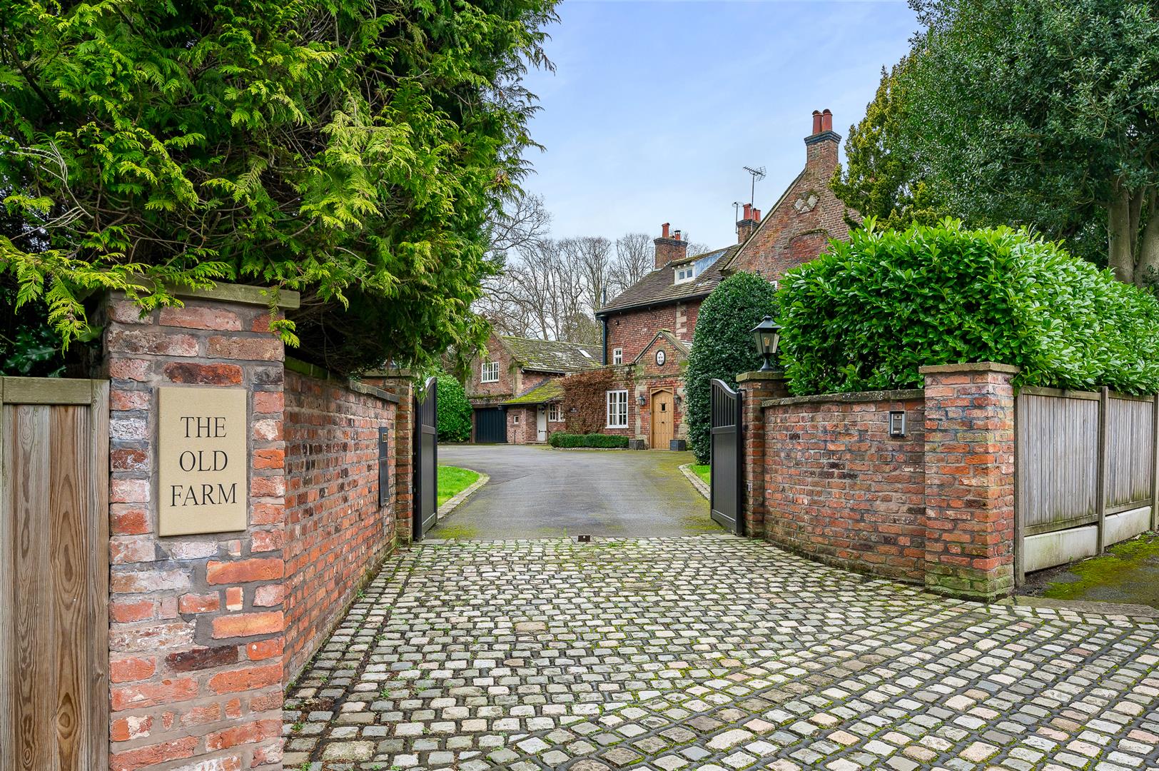 Hilltop Drive, Hale